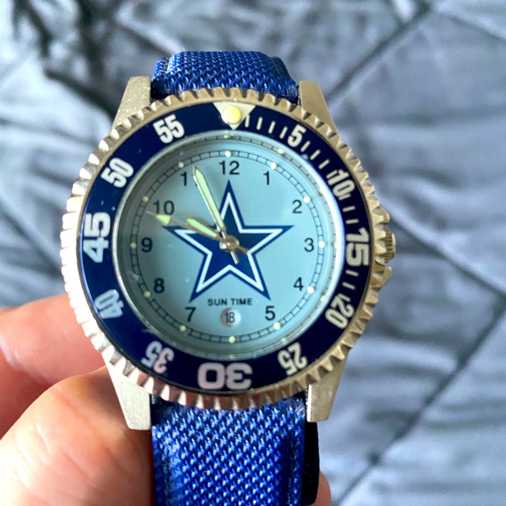DALLAS COWBOYS WATCH BRAND NEW NEVER WORN. WILL NEED NEW BATTERY.